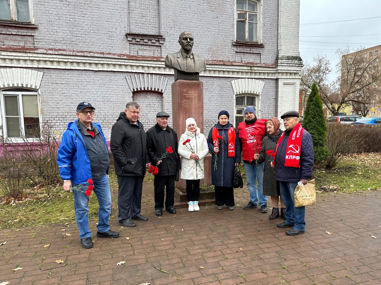 Раменские коммунисты, под руководством первого секретаря Раменского ГК КПРФ Олега Емельянова, отметили 106-ю годовщину Великого Октября