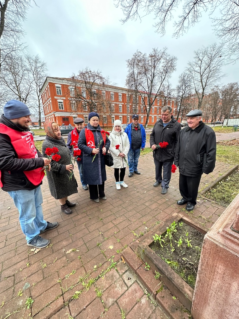 Раменские коммунисты, под руководством первого секретаря Раменского ГК КПРФ Олега Емельянова, отметили 106-ю годовщину Великого Октября