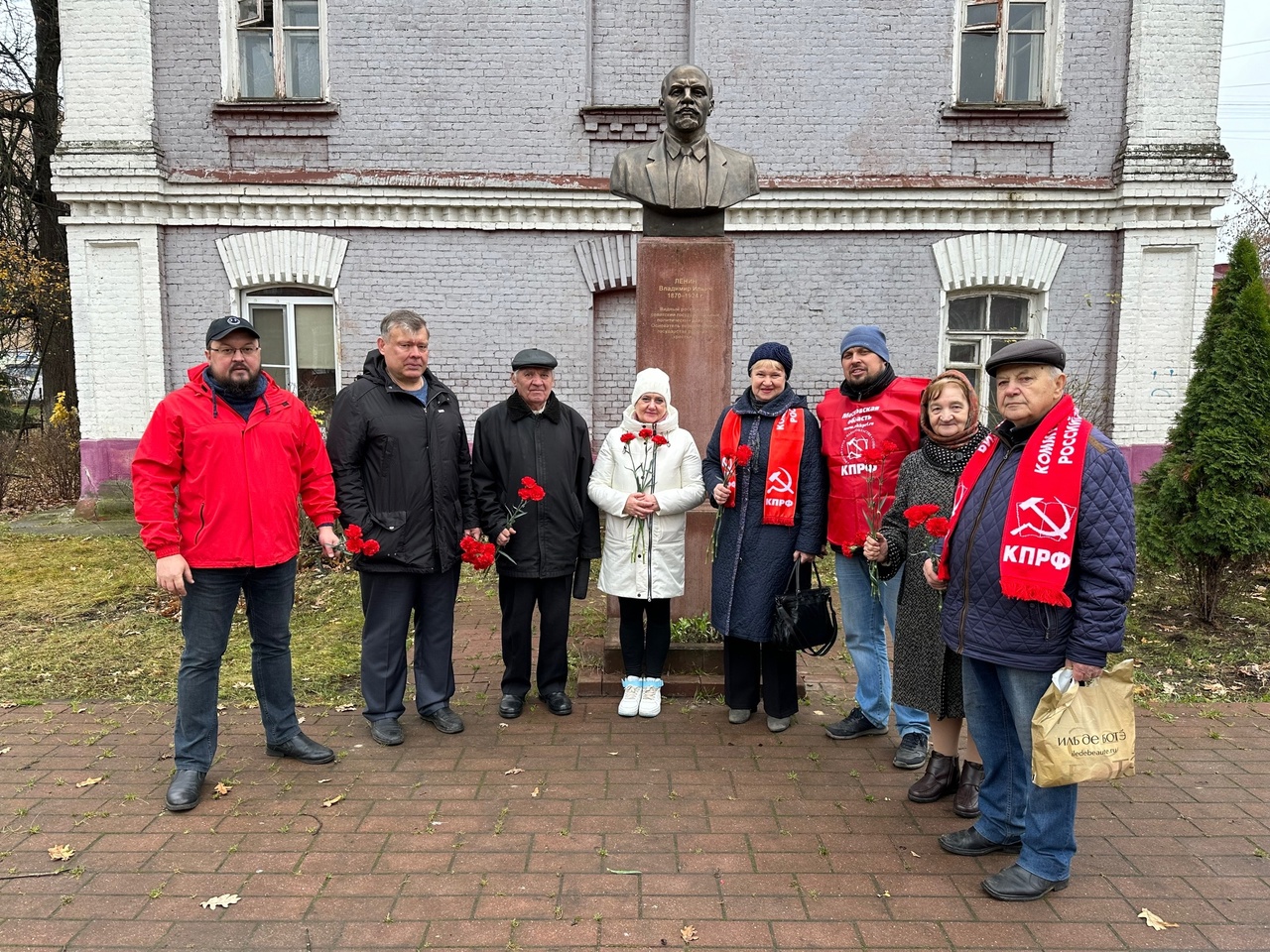 Раменские коммунисты, под руководством первого секретаря Раменского ГК КПРФ Олега Емельянова, отметили 106-ю годовщину Великого Октября