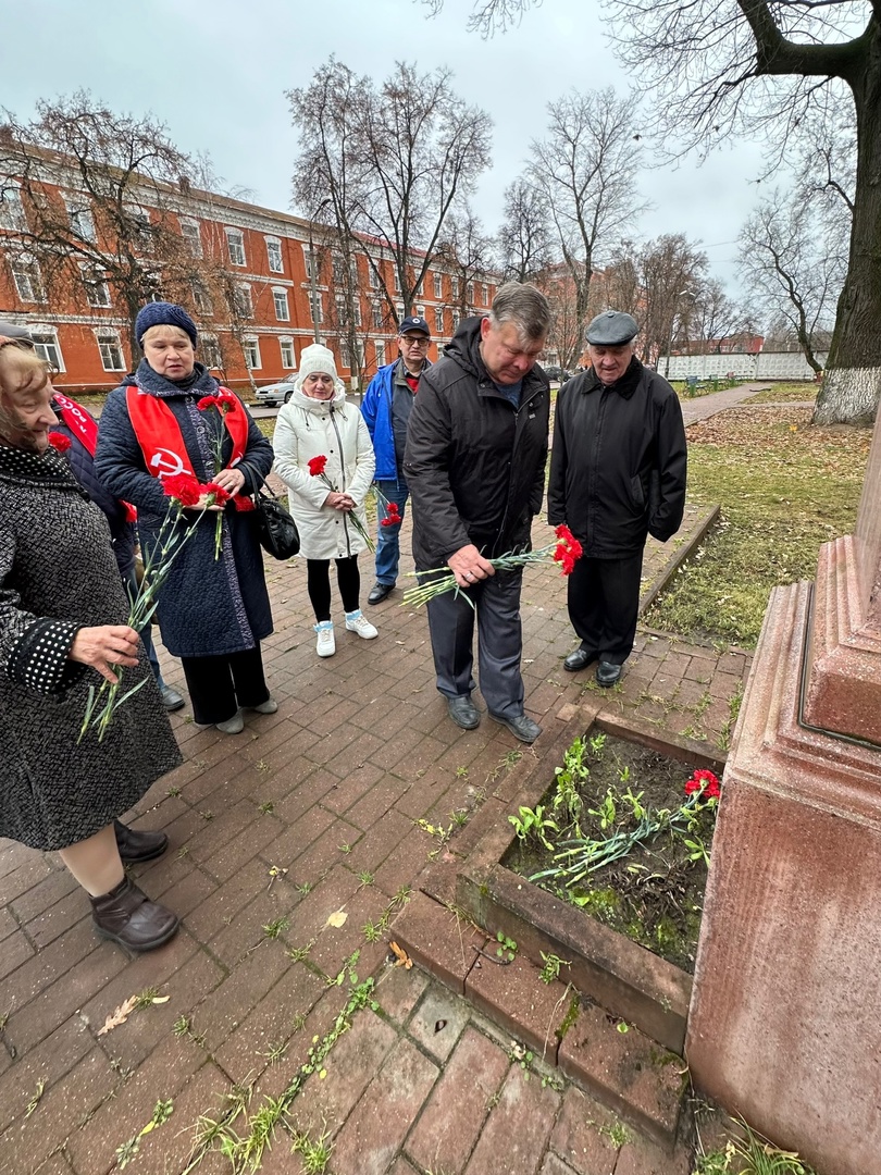 Раменские коммунисты, под руководством первого секретаря Раменского ГК КПРФ Олега Емельянова, отметили 106-ю годовщину Великого Октября