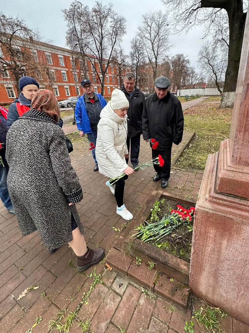 Раменские коммунисты, под руководством первого секретаря Раменского ГК КПРФ Олега Емельянова, отметили 106-ю годовщину Великого Октября
