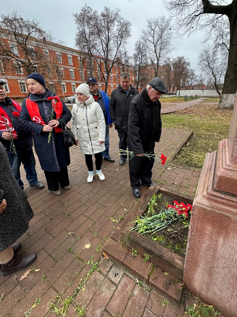 Раменские коммунисты, под руководством первого секретаря Раменского ГК КПРФ Олега Емельянова, отметили 106-ю годовщину Великого Октября