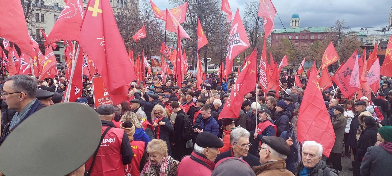 Раменские коммунисты, под руководством первого секретаря Раменского ГК КПРФ Олега Емельянова, отметили 106-ю годовщину Великого Октября
