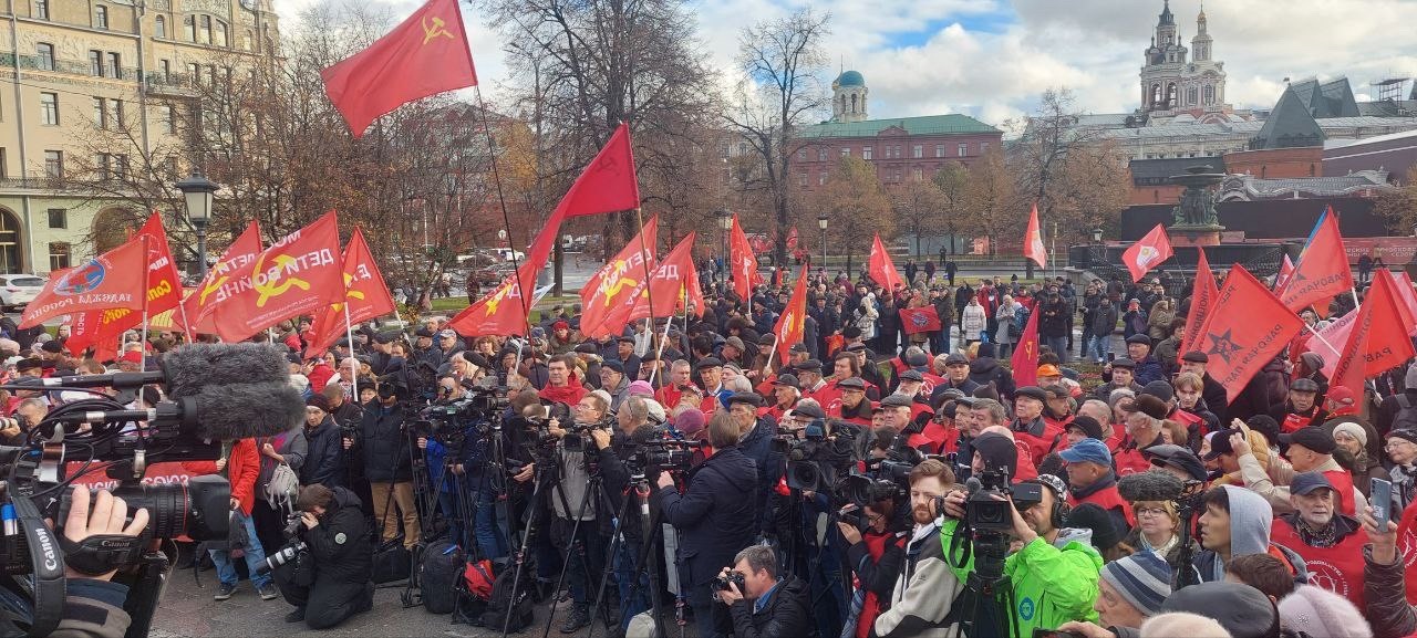 Раменские коммунисты, под руководством первого секретаря Раменского ГК КПРФ Олега Емельянова, отметили 106-ю годовщину Великого Октября