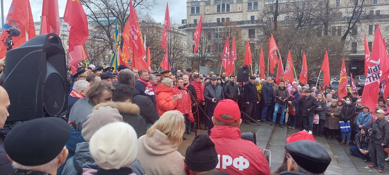 Раменские коммунисты, под руководством первого секретаря Раменского ГК КПРФ Олега Емельянова, отметили 106-ю годовщину Великого Октября
