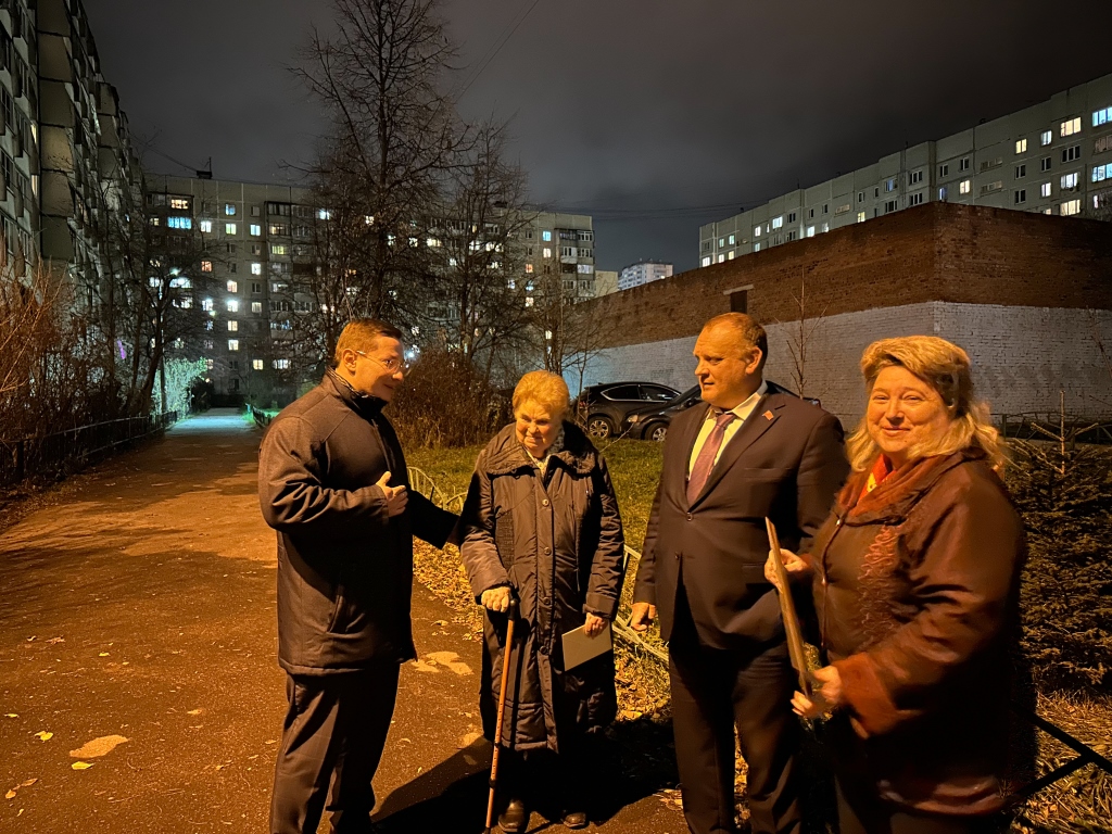 Депутат Мособлдумы от КПРФ Марк Черемисов совместно с заместителем председателя Совета депутатов г.о. Балашиха, коммунистом Олегом Зверевым вручил ветерану сертификат на 20 тыс. рублей