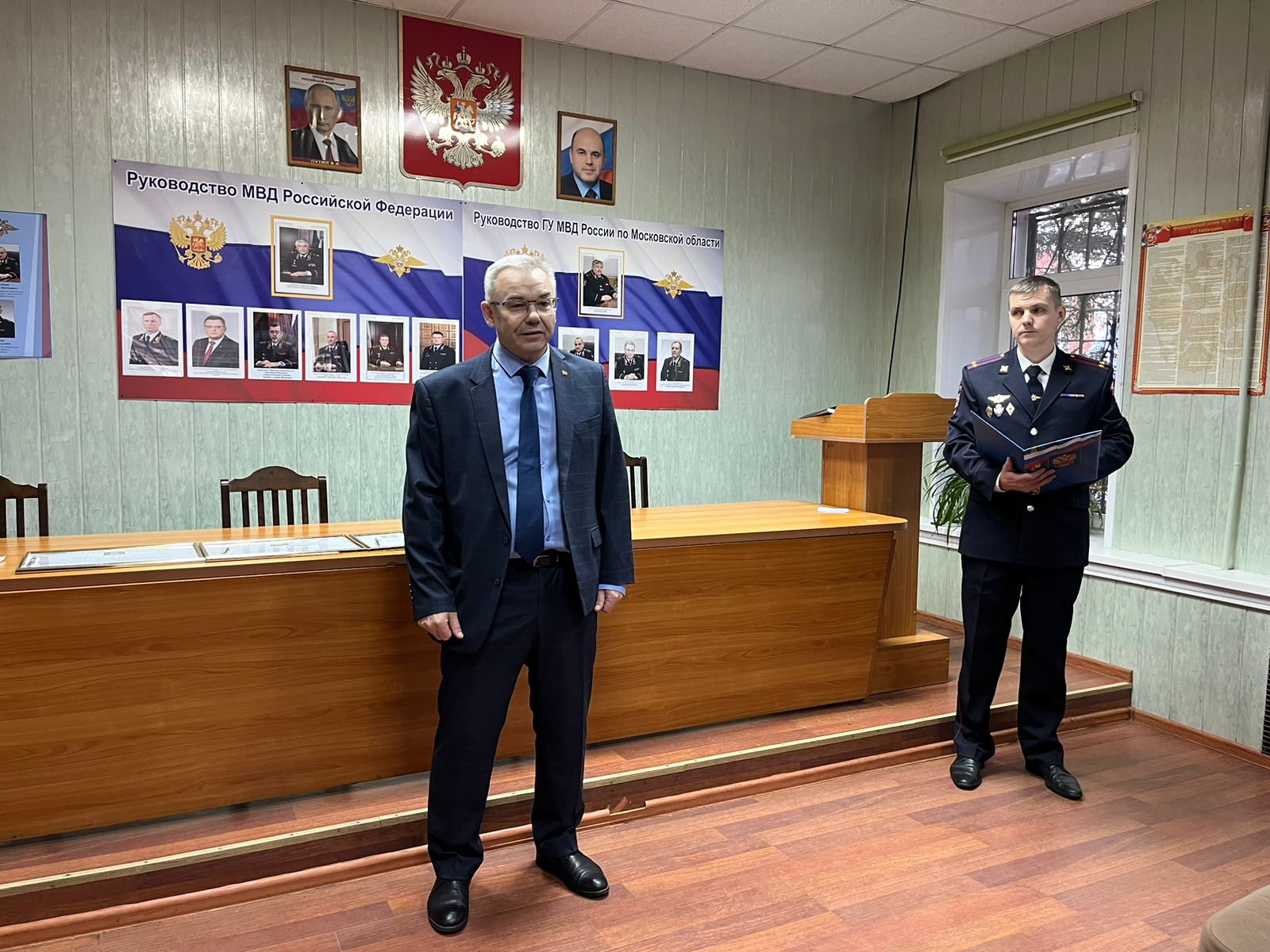 По поручению зампреда Мособлдумы – руководителя фракции КПРФ Александра Наумова поздравили сотрудников Отдела МВД РФ по Можайскому г.о.