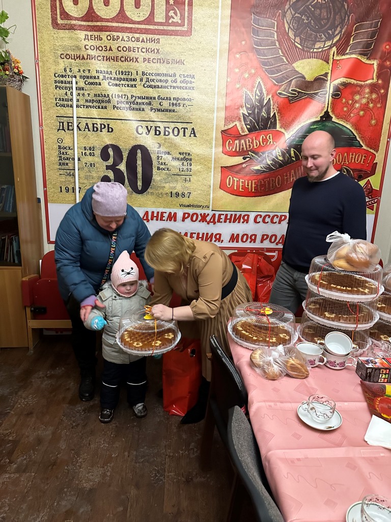Первый секретарь Королёвского ГК КПРФ, депутат Совета депутатов г.о. Королёв Светлана Петрова поздравила многодетных мам с Днем матери