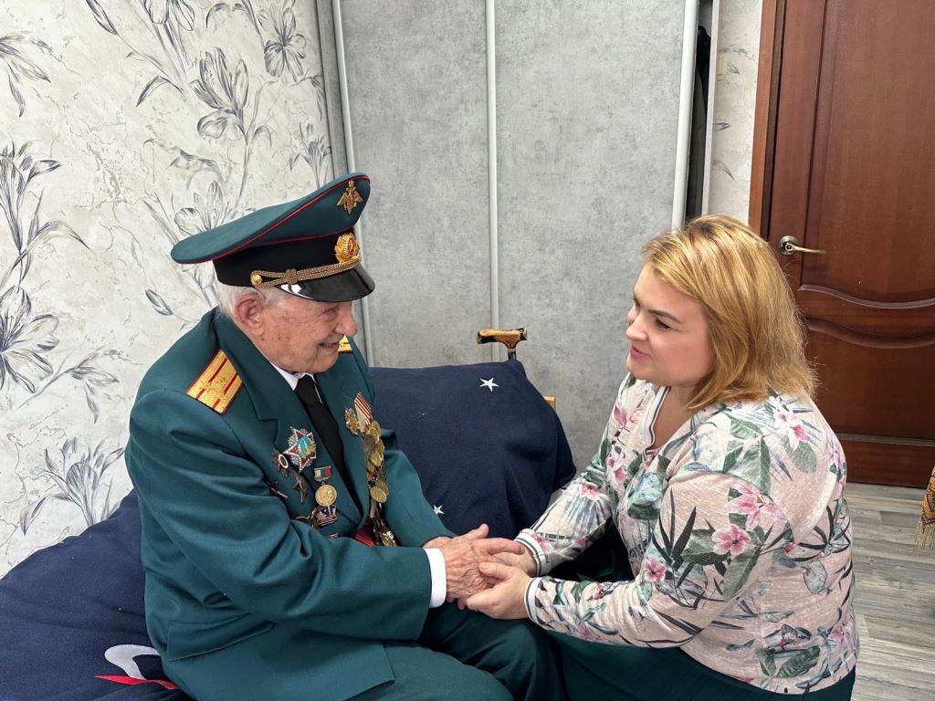 Депутат Совета депутатов г.о. Королёв, первый секретарь Королёвского ГК КПРФ Светлана Петрова встретилась с ветераном Великой Отечественной войны Николаем Николаевичем Багаевым в преддверии его 105-летия