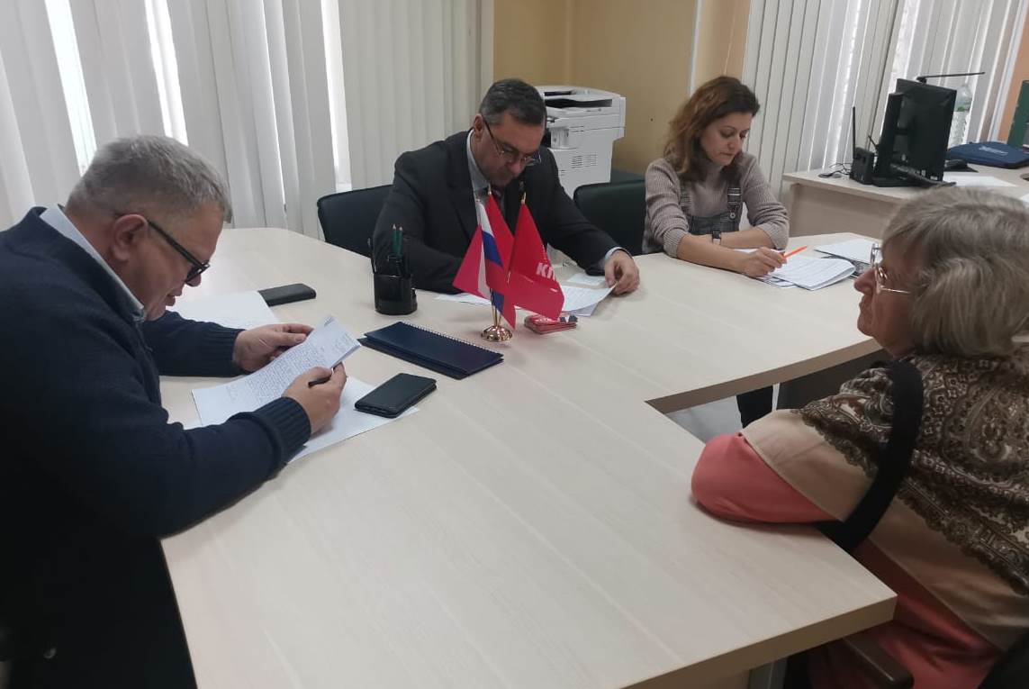 Руководитель фракции КПРФ в Мособлдуме Александр Наумов провел прием граждан в Ступине