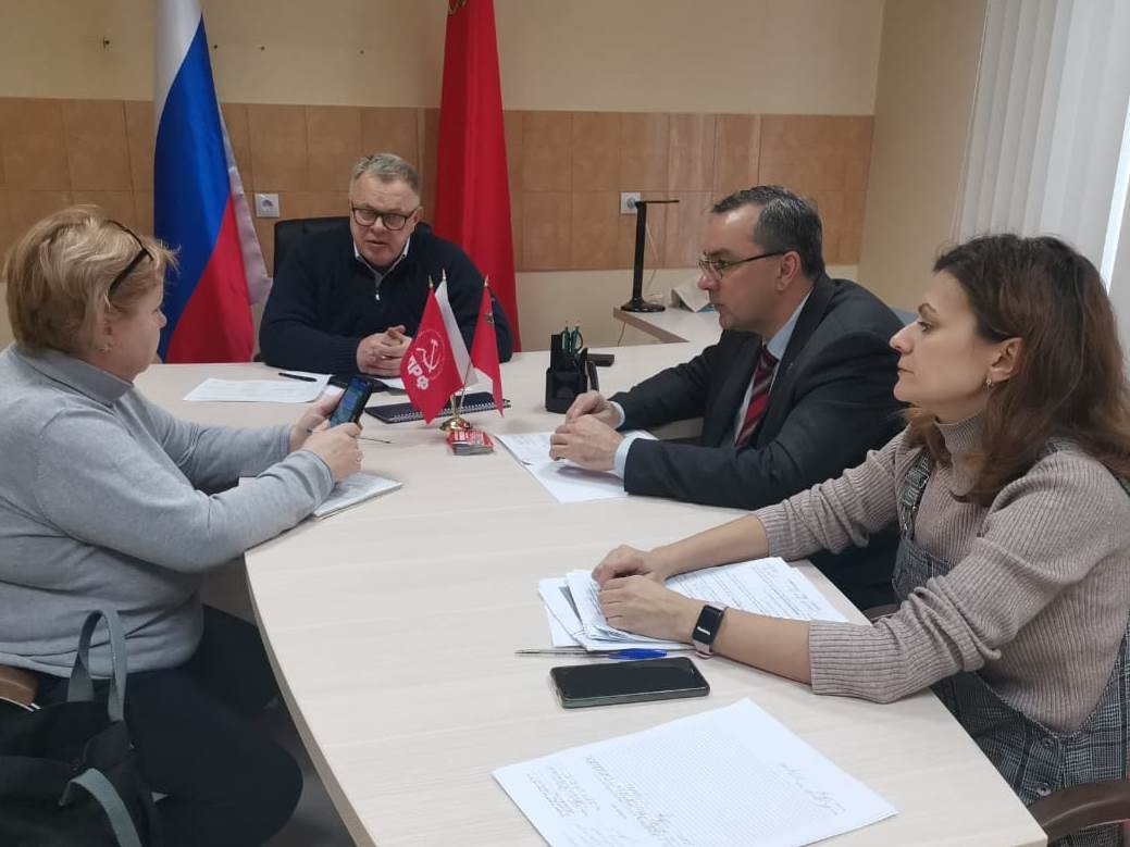 Руководитель фракции КПРФ в Мособлдуме Александр Наумов провел прием граждан в Ступине