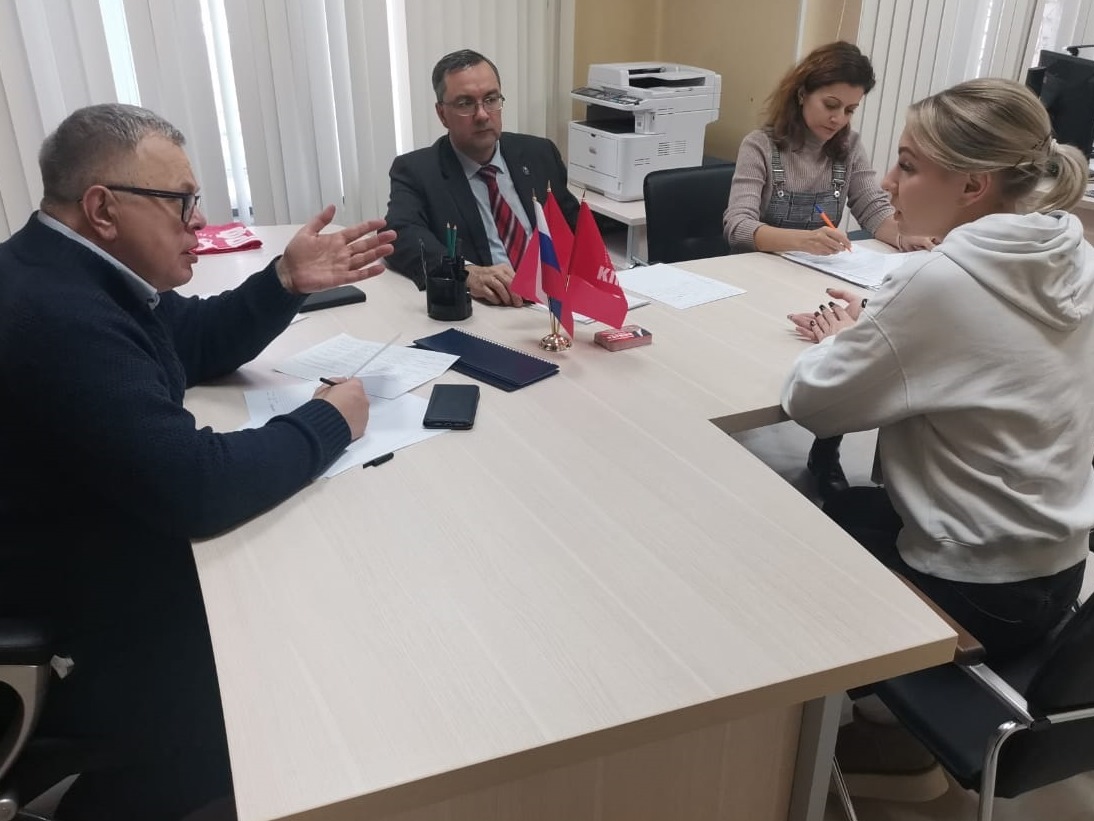 Руководитель фракции КПРФ в Мособлдуме Александр Наумов провел прием граждан в Ступине