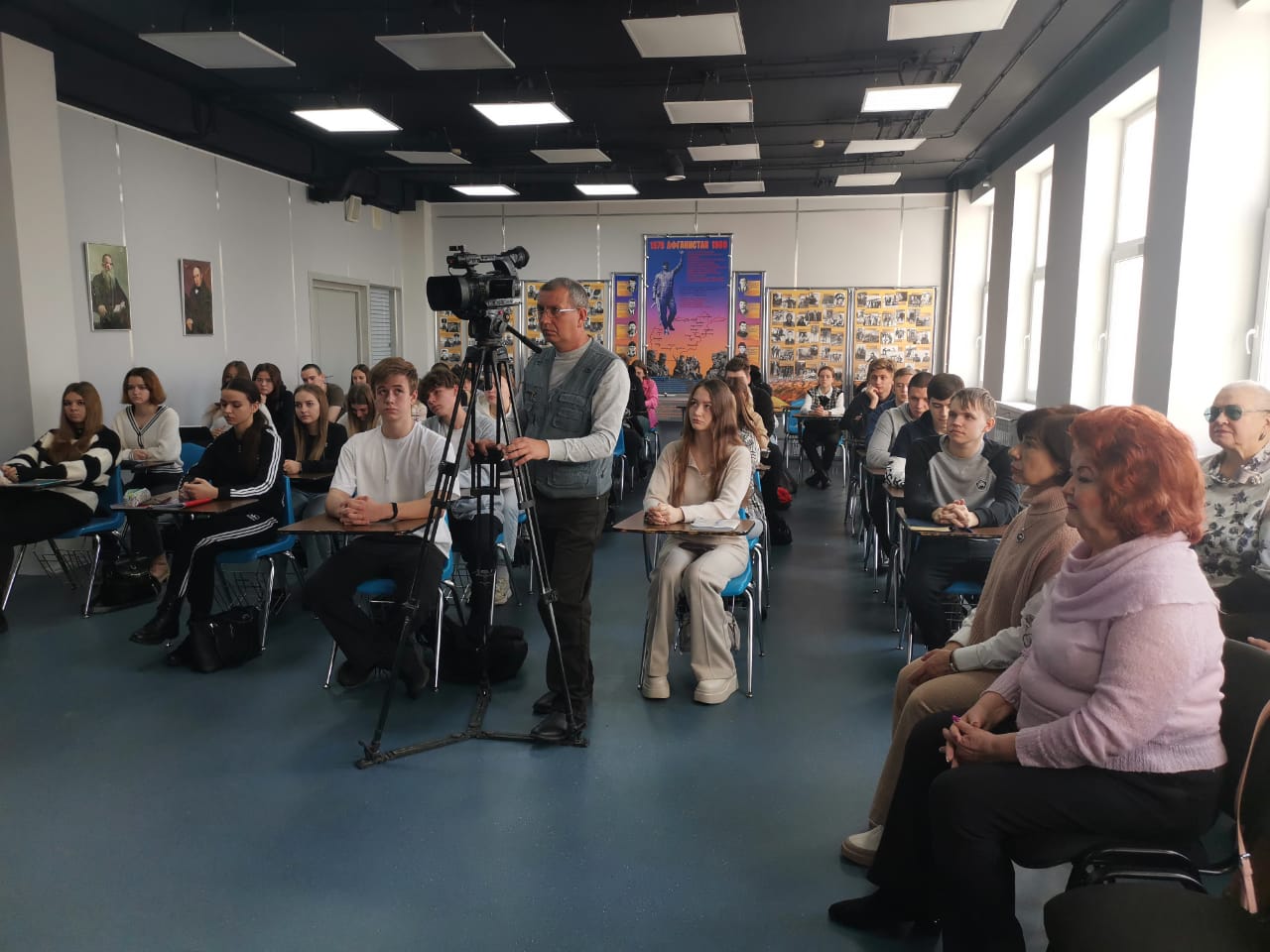Руководитель фракции КПРФ Александр Наумов поздравил преподавателей и студентов Ступинского филиала МФЮА с юбилеем