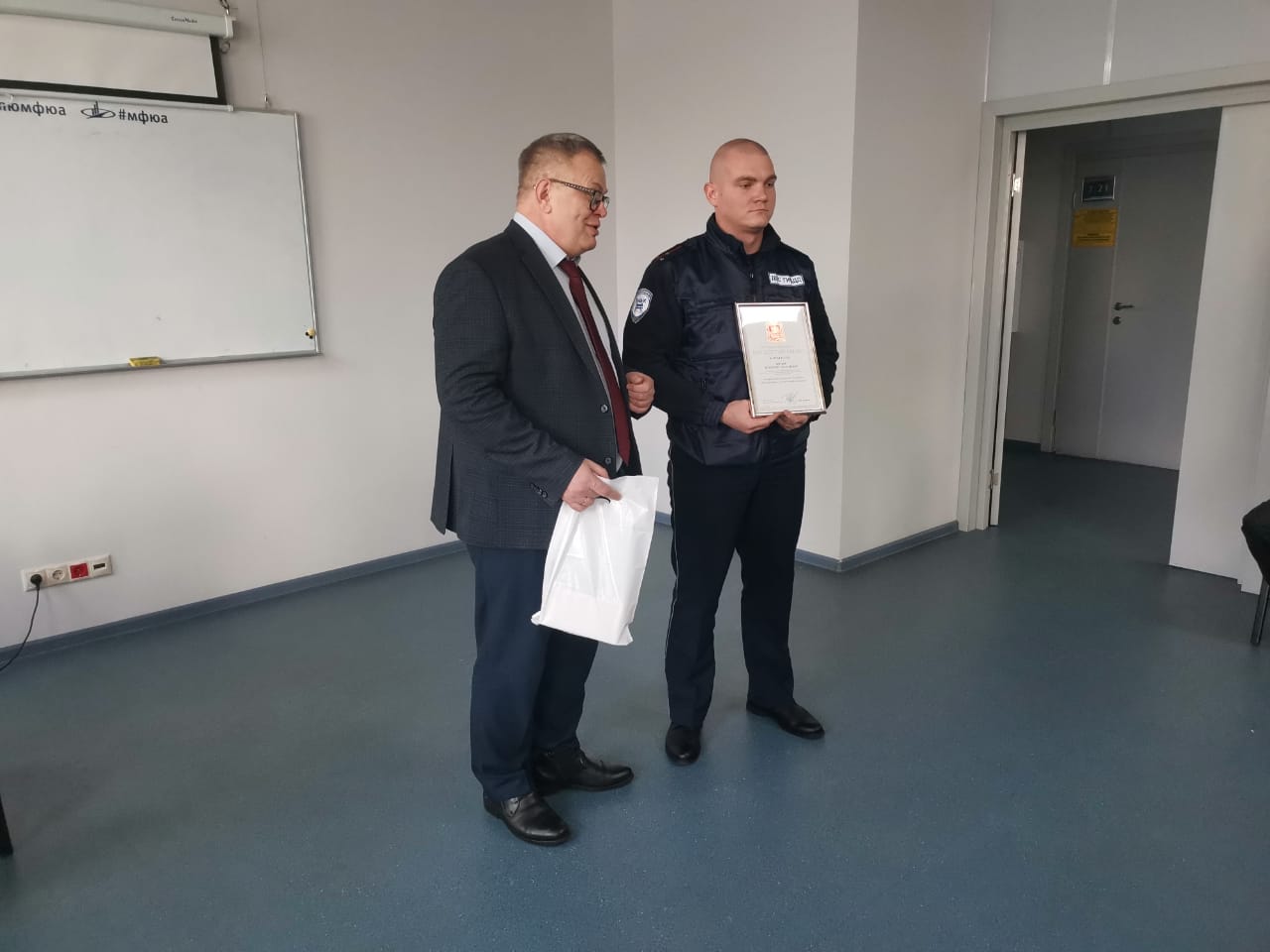 Руководитель фракции КПРФ Александр Наумов поздравил преподавателей и студентов Ступинского филиала МФЮА с юбилеем