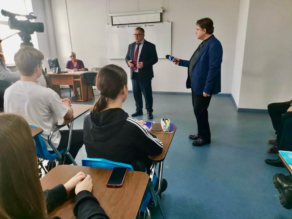 Руководитель фракции КПРФ Александр Наумов поздравил преподавателей и студентов Ступинского филиала МФЮА с юбилеем