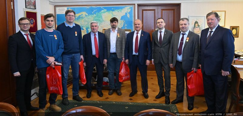 Геннадий Зюганов вручил шахматистам Спортклуба КПРФ медали «В ознаменование 100-летия образования СССР»