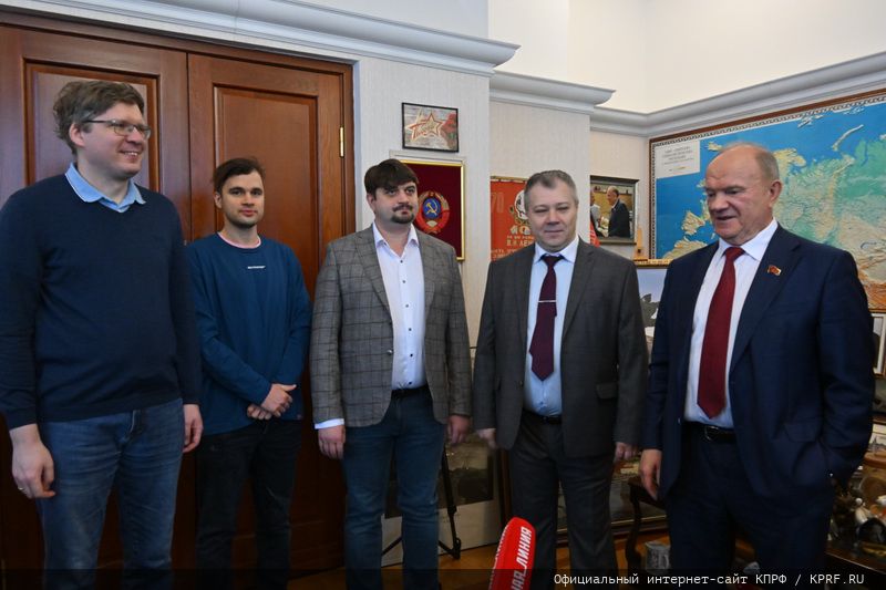 Геннадий Зюганов вручил шахматистам Спортклуба КПРФ медали «В ознаменование 100-летия образования СССР»