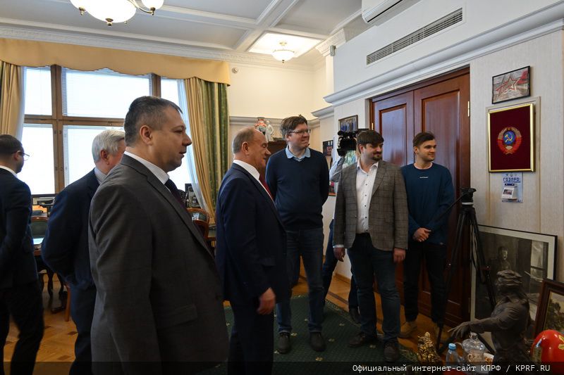 Геннадий Зюганов вручил шахматистам Спортклуба КПРФ медали «В ознаменование 100-летия образования СССР»