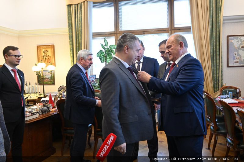 Геннадий Зюганов вручил шахматистам Спортклуба КПРФ медали «В ознаменование 100-летия образования СССР»