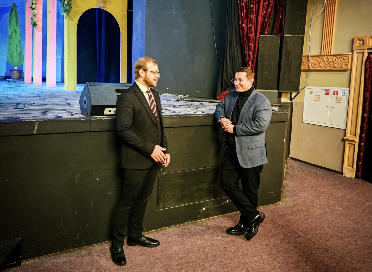 Депутат Мособлдумы Марк Черемисов наградил сотрудников Московского областного театра драмы и комедии