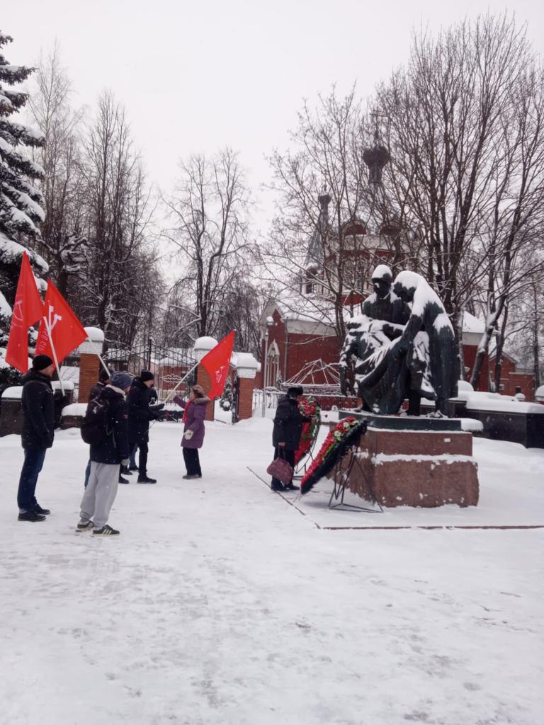 Клинские коммунисты отметили 82-летие города Клина от немецко-фашистских захватчиков