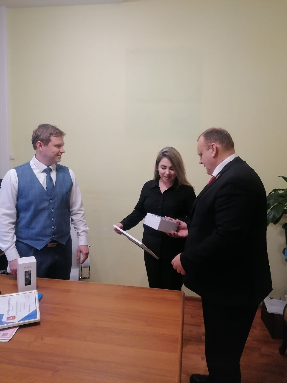Депутат Мособлдумы от КПРФ Марк Черемисов передал поздравления работникам отдела №2 Балашихинского управления ЗАГС в преддверии профессионального праздника