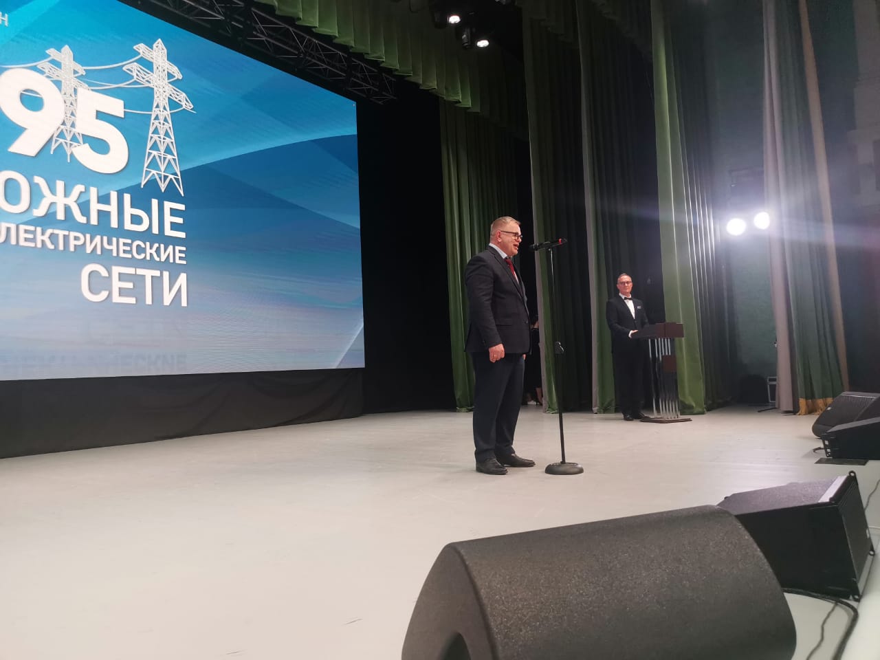 Руководитель фракции КПРФ в Мособлдуме Александр Наумов поздравил работников «Южных электрических сетей» с 95-летием предприятия
