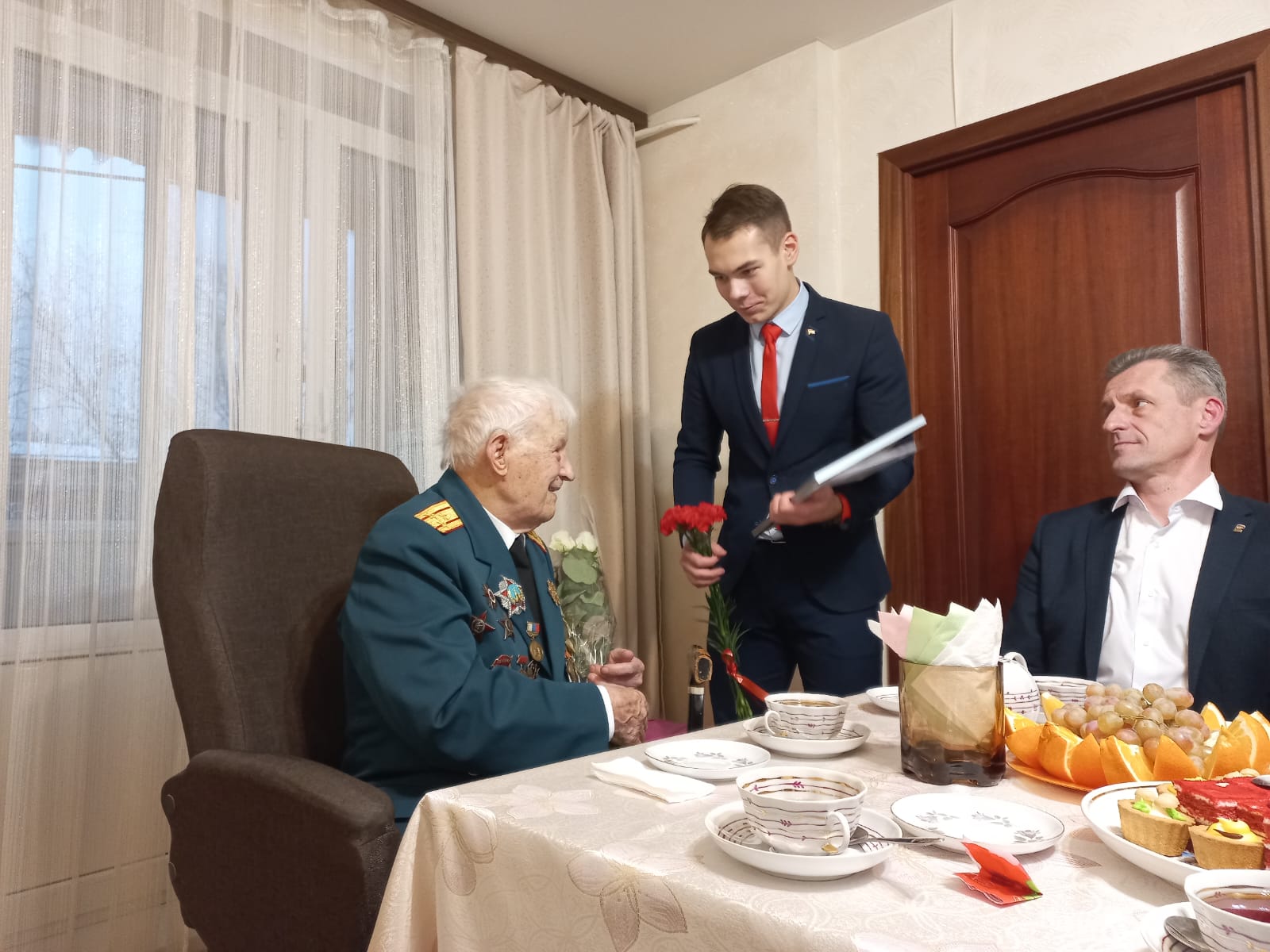 Комсомольцы Подмосковья поздравили ветерана с 105-летним юбилеем