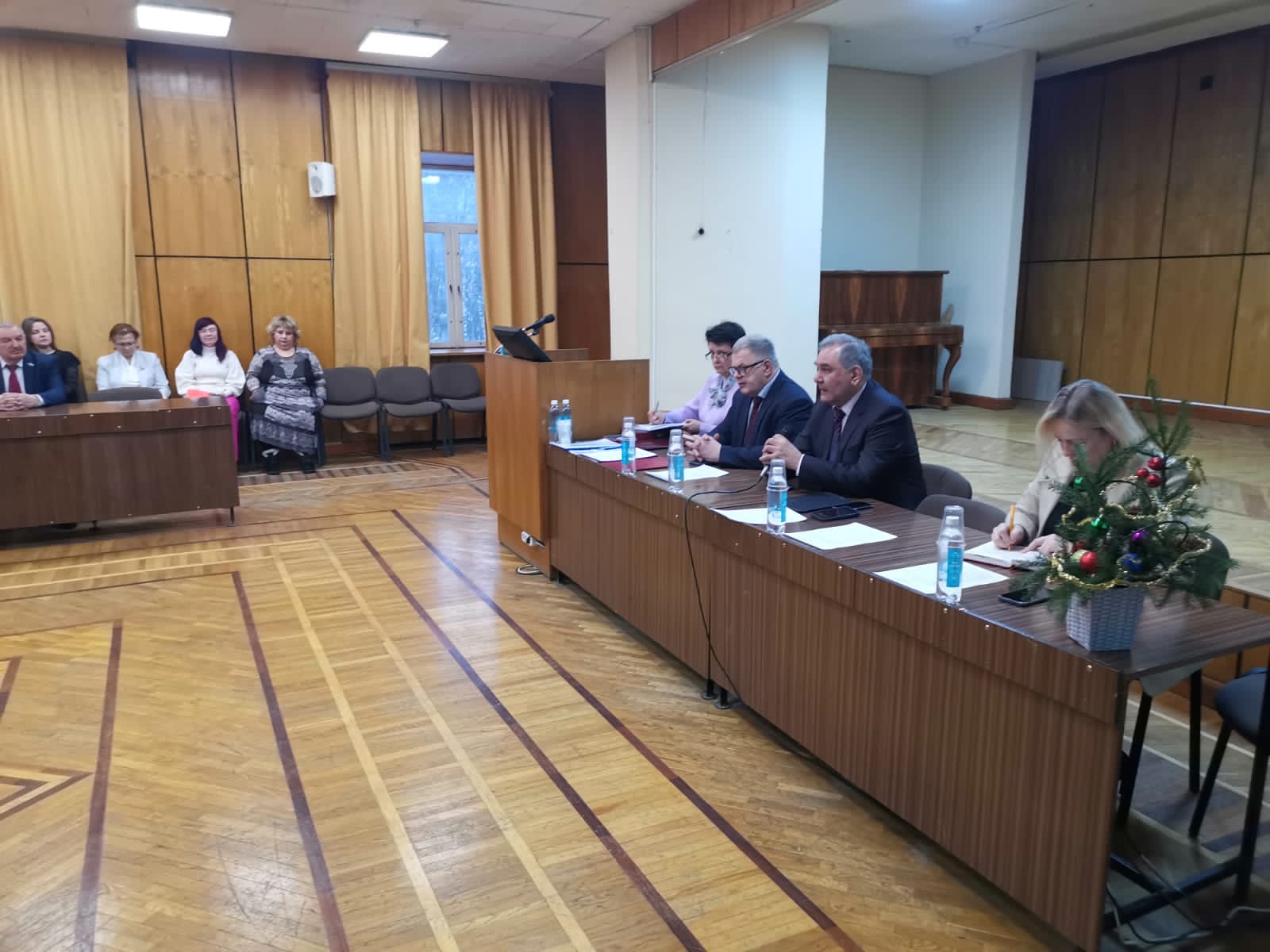 Руководитель фракции КПРФ в Мособлдуме Александр Наумов поздравил коллектив ФНЦ садоводства и питомниководства
