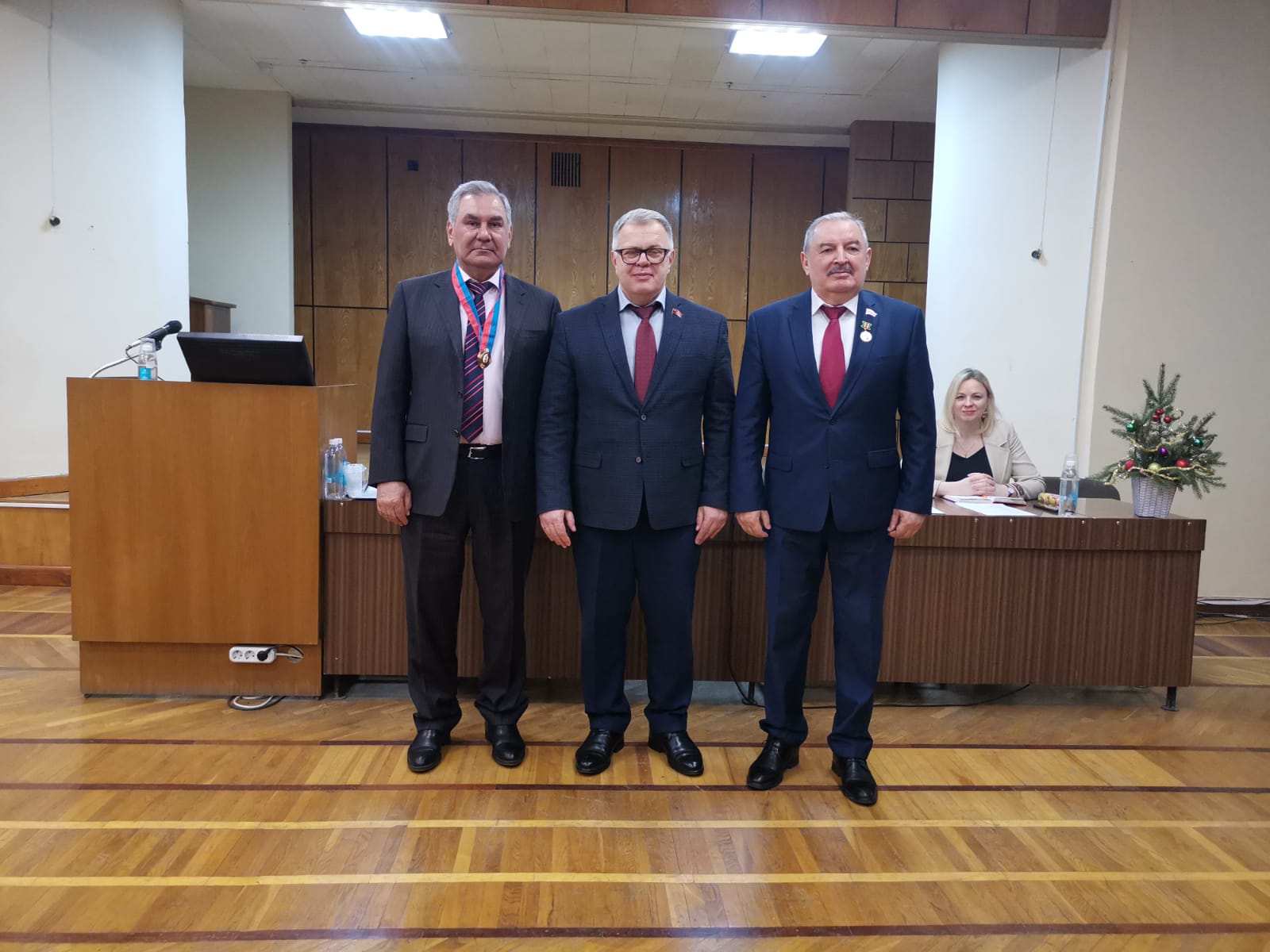 Руководитель фракции КПРФ в Мособлдуме Александр Наумов поздравил коллектив ФНЦ садоводства и питомниководства