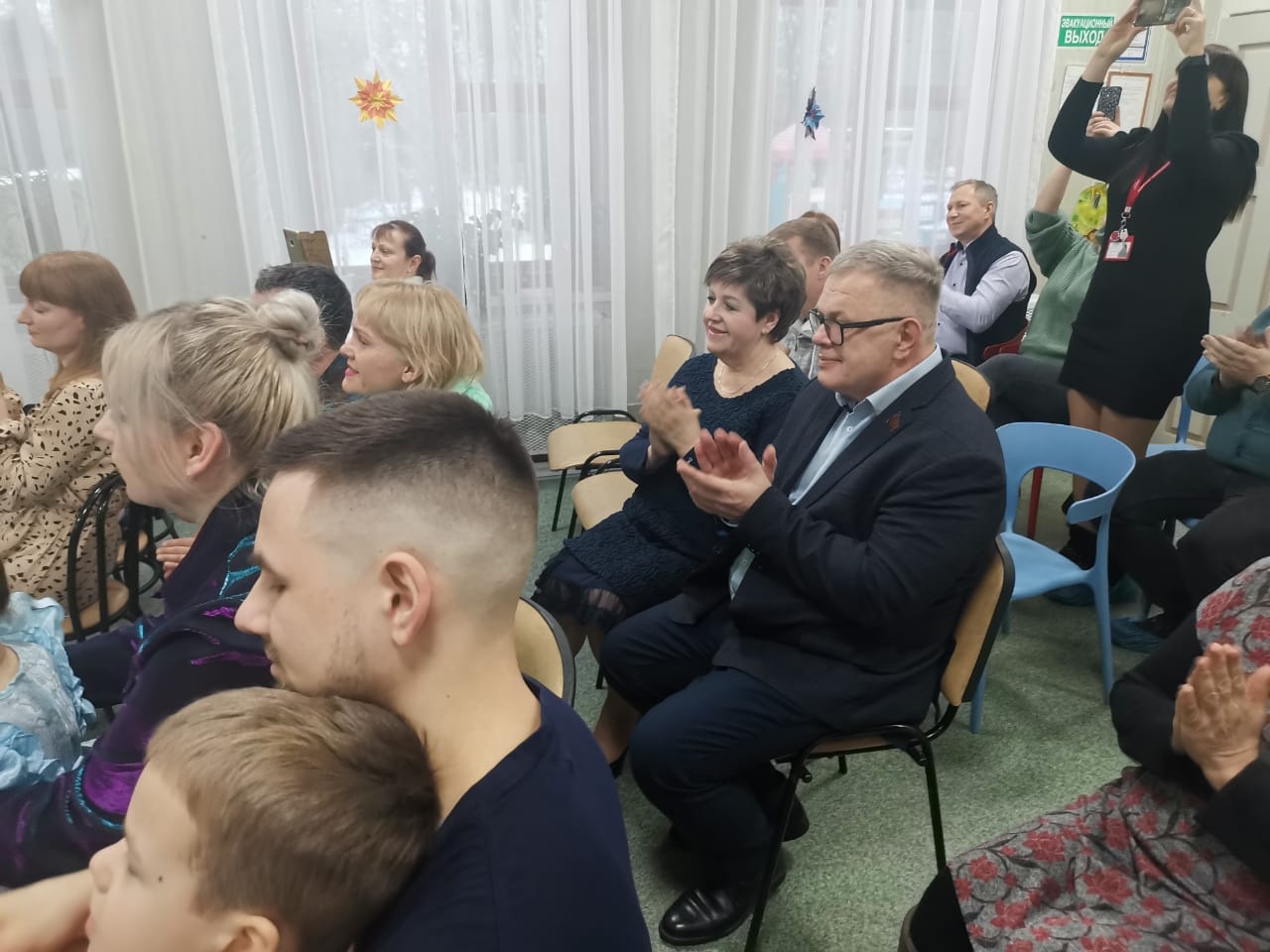 Руководитель фракции КПРФ в Мособлдуме Александр Наумов поздравил с Новым годом детей реабилитационного центра «Домодедовский»