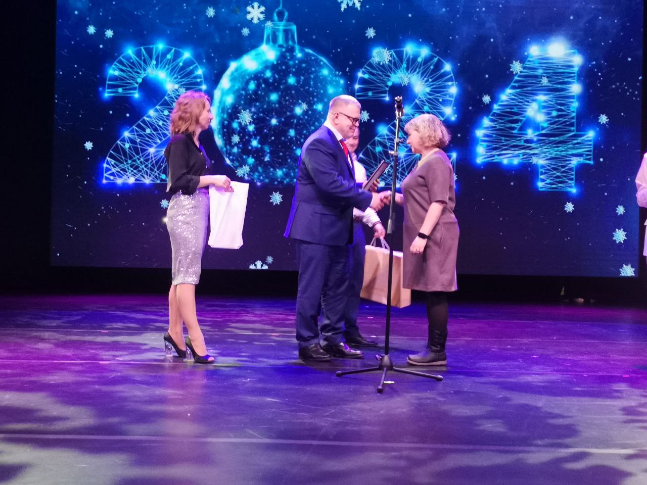 Руководитель фракции КПРФ в Мособлдуме Александр Наумов поздравил коллектив совхоза им. Ленина с наступающим Новым годом