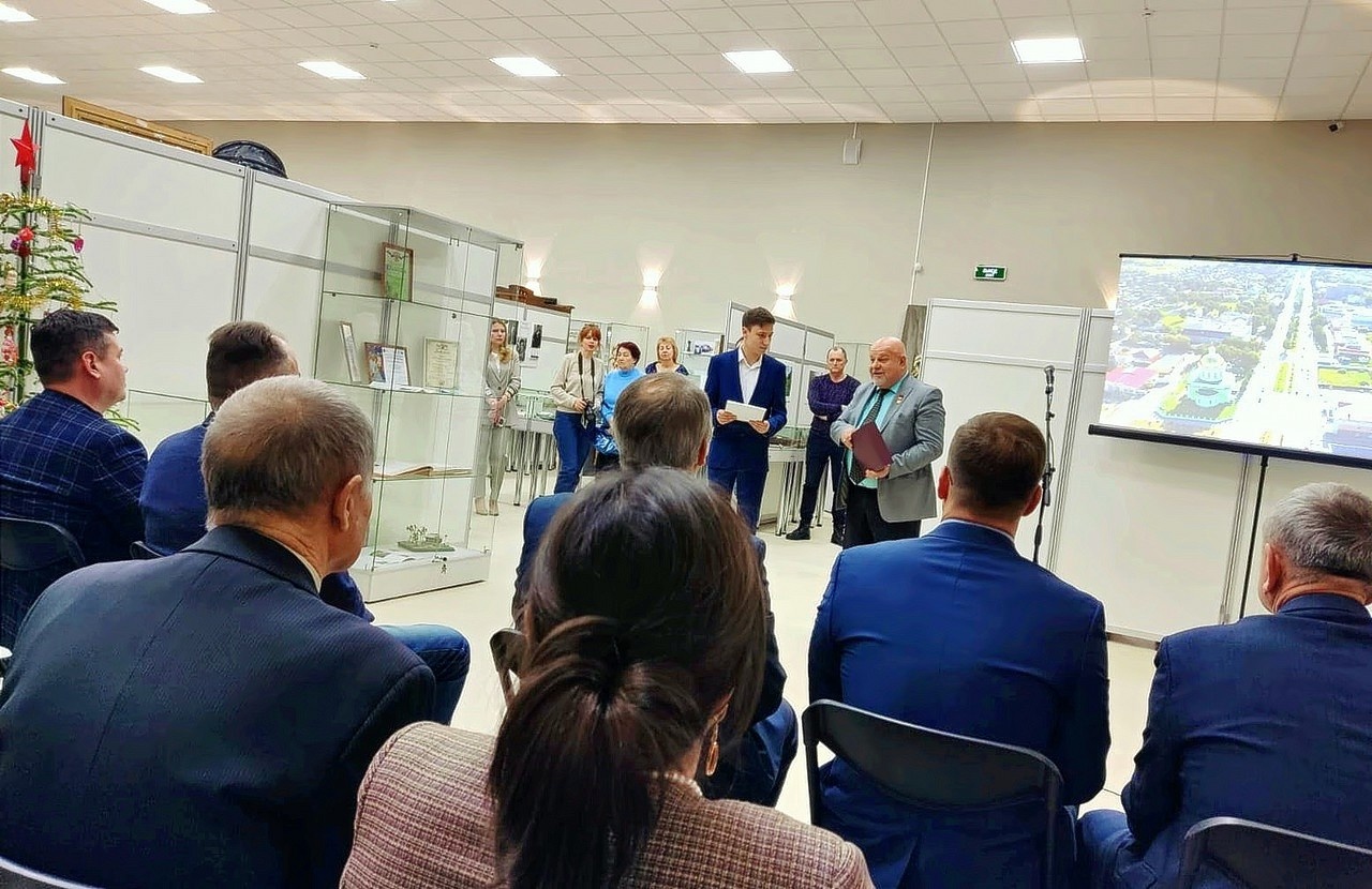 Озёрские коммунисты поздравили сотрудников Краеведческого музея имени А.П. Дорониной