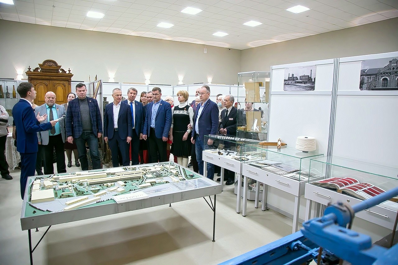 Озёрские коммунисты поздравили сотрудников Краеведческого музея имени А.П. Дорониной