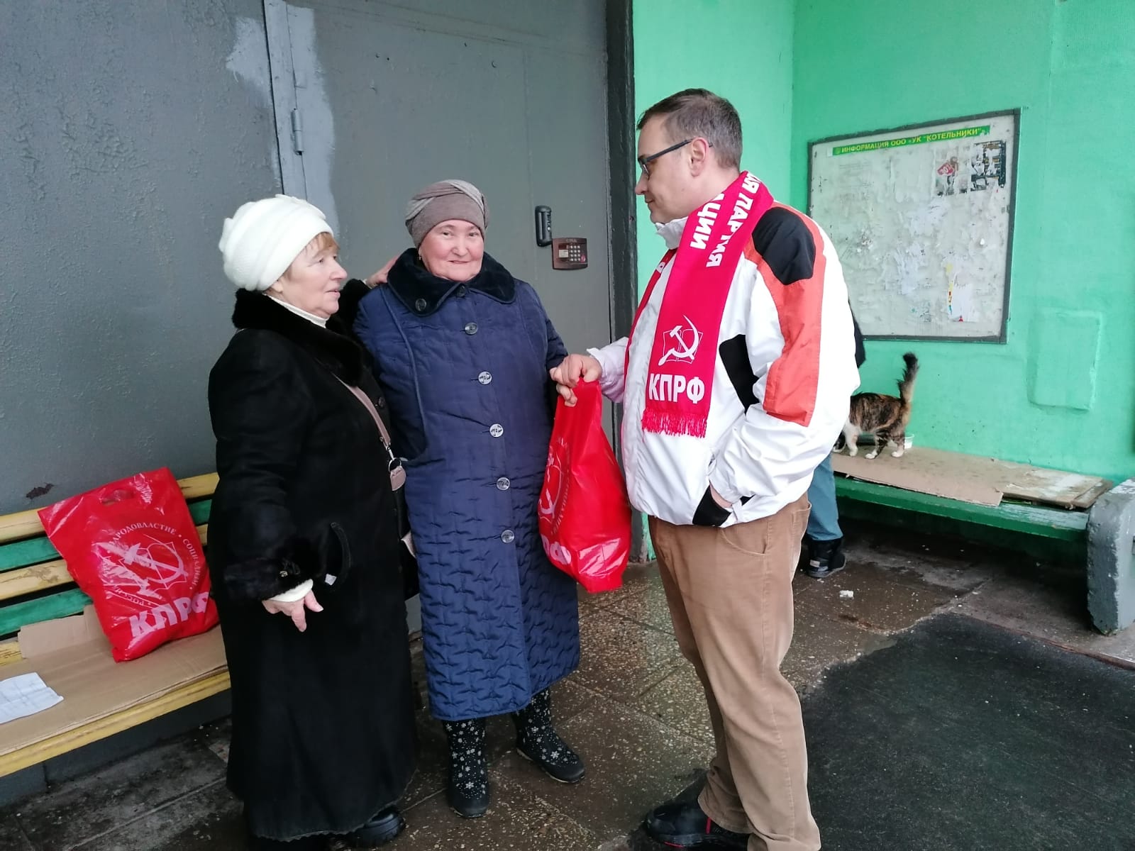 Новогодние подарки от люберецких коммунистов