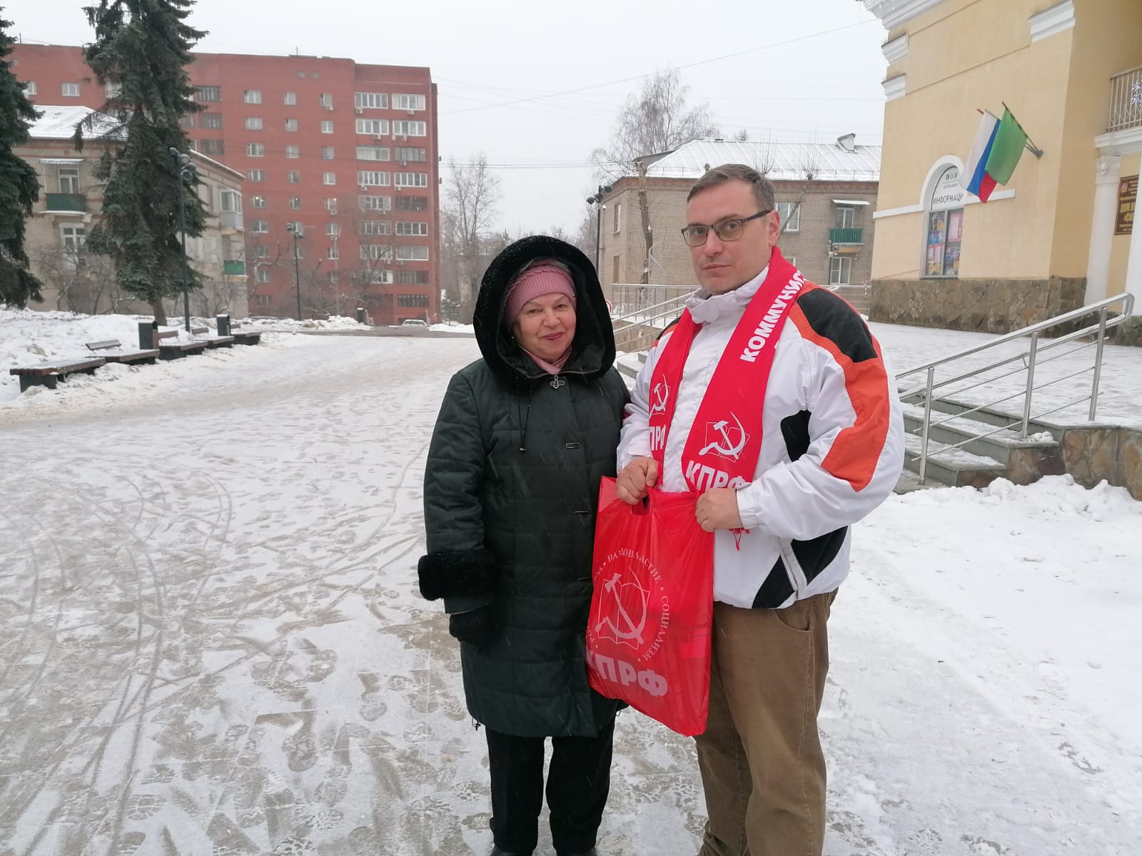 Новогодние подарки от люберецких коммунистов