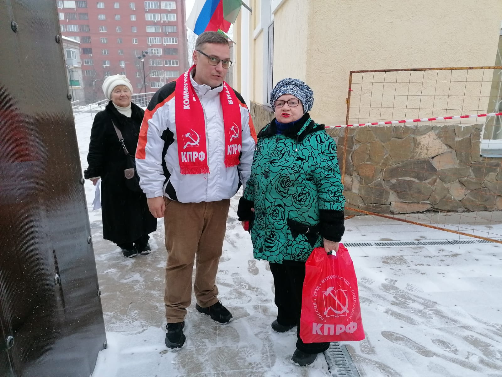 Новогодние подарки от люберецких коммунистов