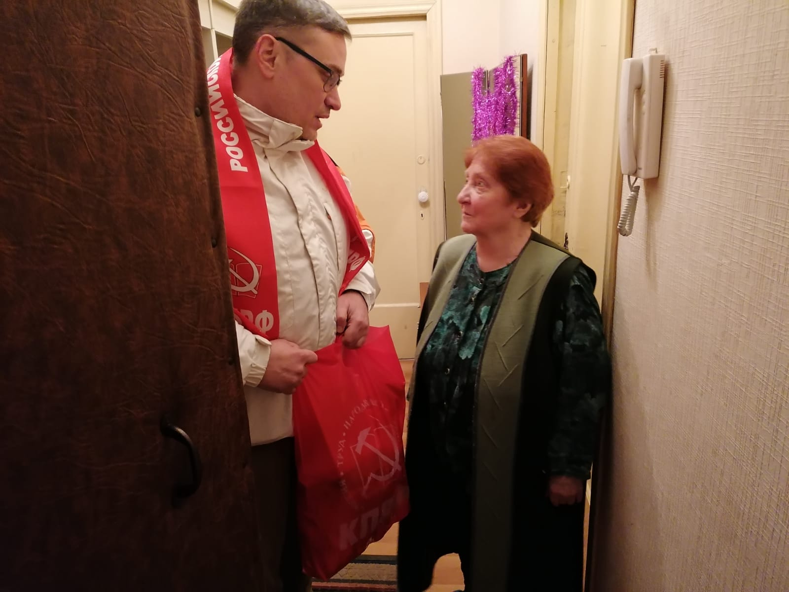 Новогодние подарки от люберецких коммунистов