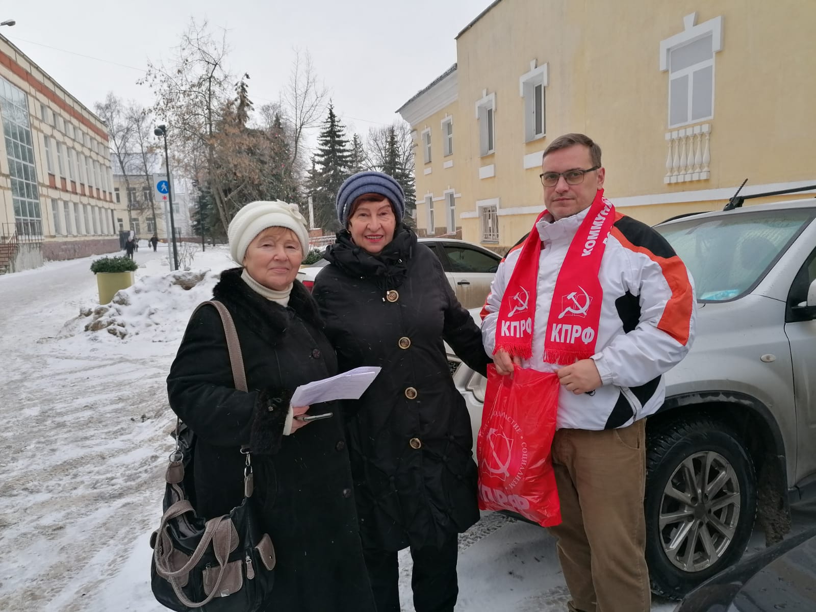Новогодние подарки от люберецких коммунистов