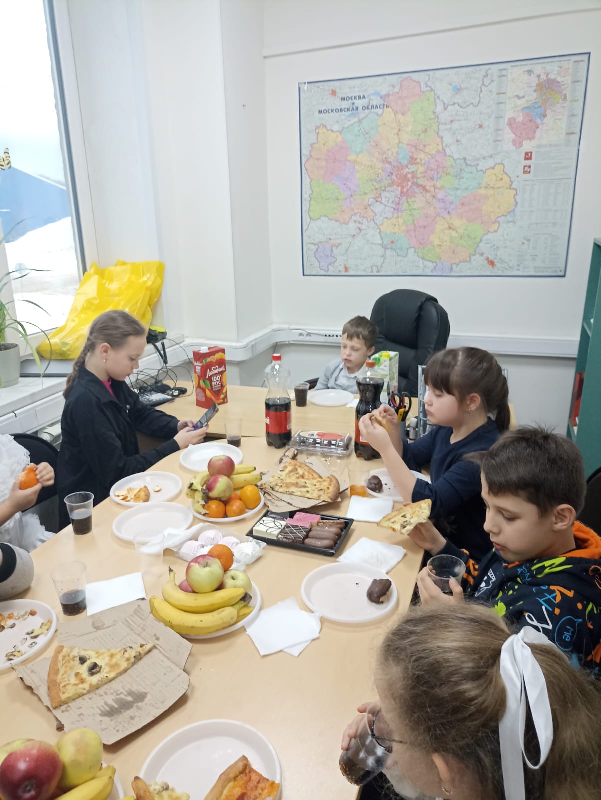 Воскресенские коммунисты поздравили детей с Новым годом