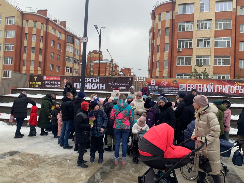 Коммунисты Фрязино поздравили детей с Новым годом