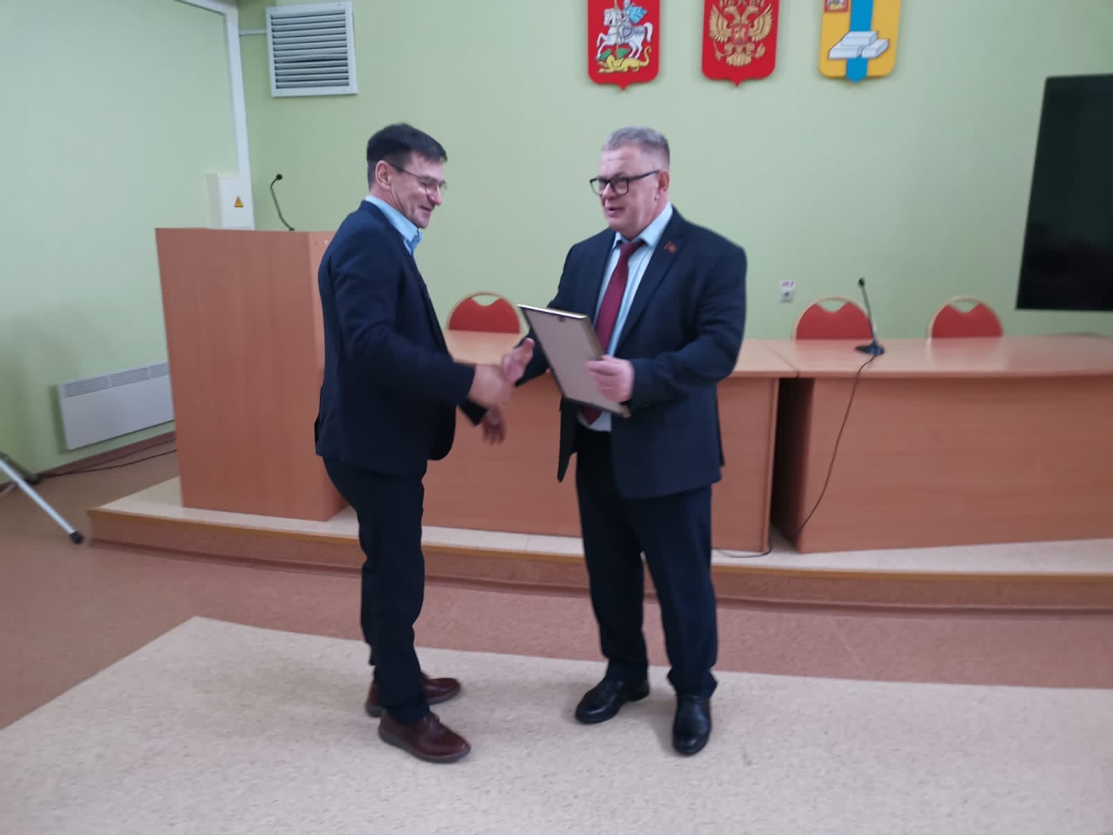 Руководитель фракции КПРФ в Мособлдуме Александр Наумов вручил награды домодедовским футболистам