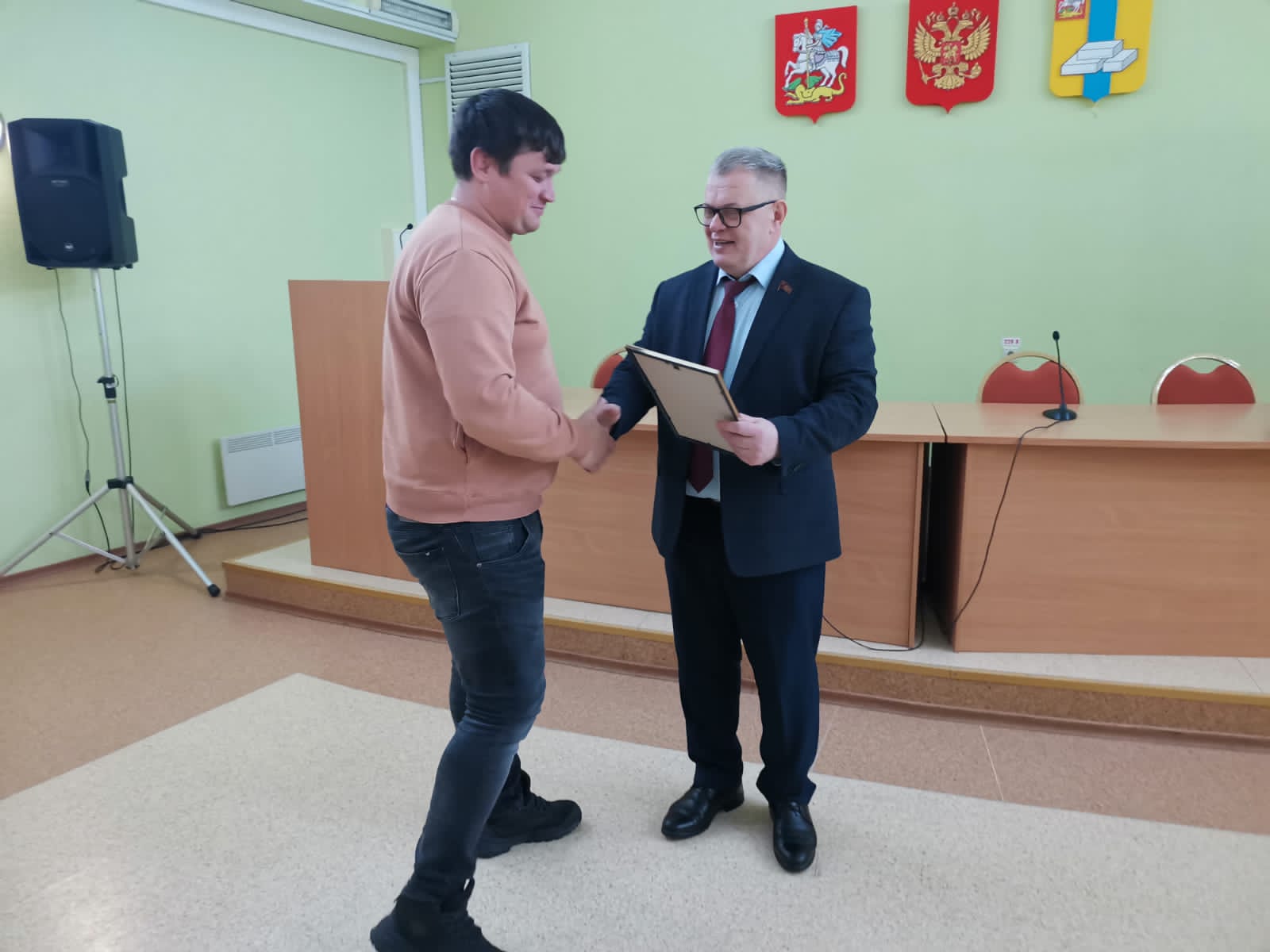 Руководитель фракции КПРФ в Мособлдуме Александр Наумов вручил награды домодедовским футболистам