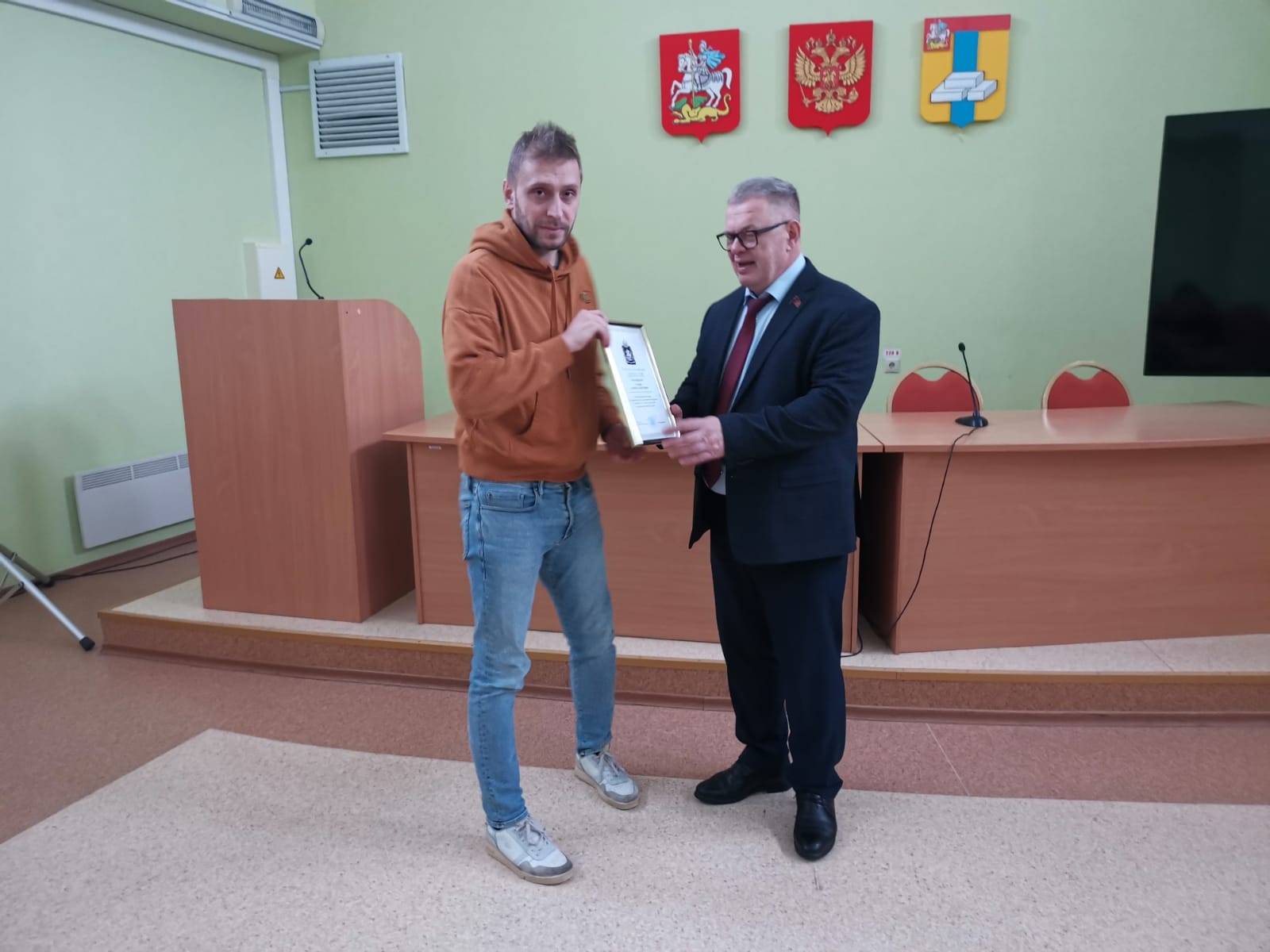 Руководитель фракции КПРФ в Мособлдуме Александр Наумов вручил награды домодедовским футболистам