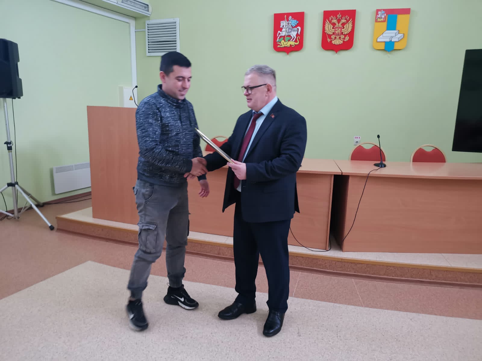 Руководитель фракции КПРФ в Мособлдуме Александр Наумов вручил награды домодедовским футболистам