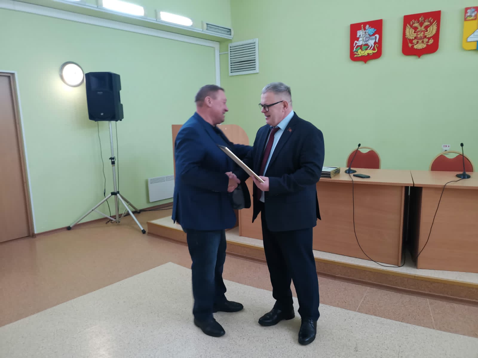 Руководитель фракции КПРФ в Мособлдуме Александр Наумов вручил награды домодедовским футболистам