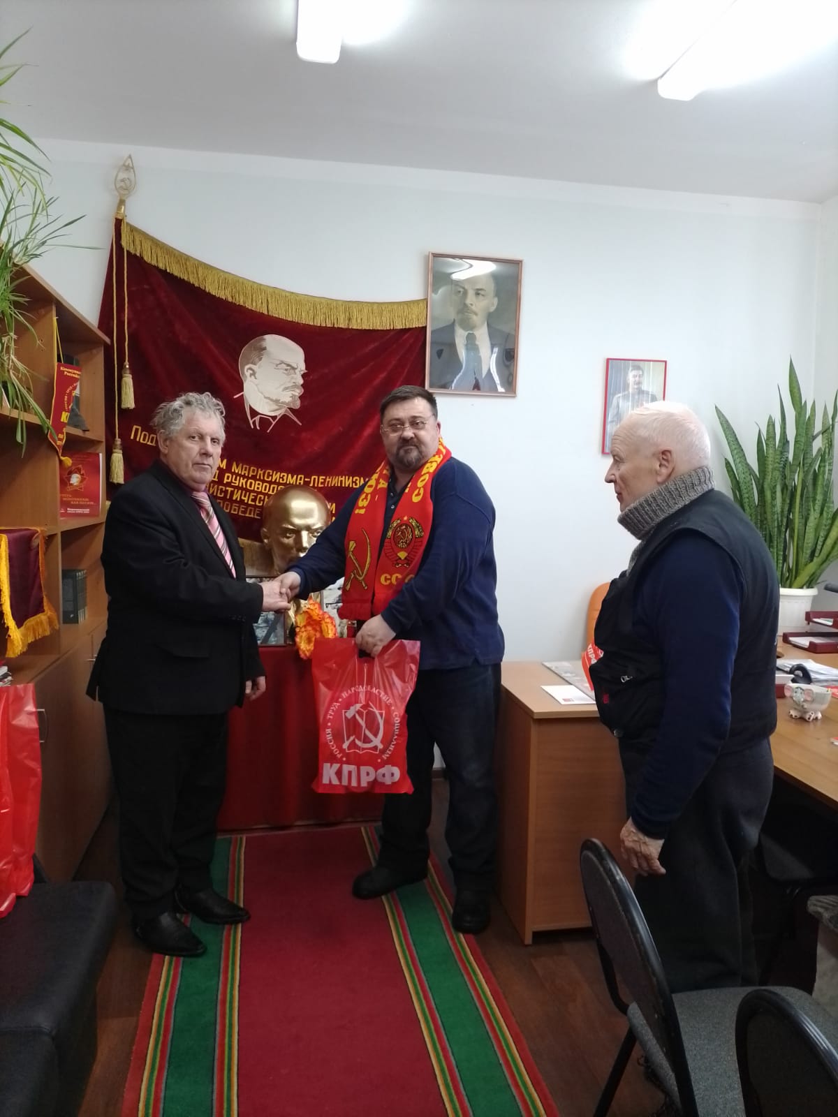 Праздничные подарки от КПРФ в канун Нового Года
