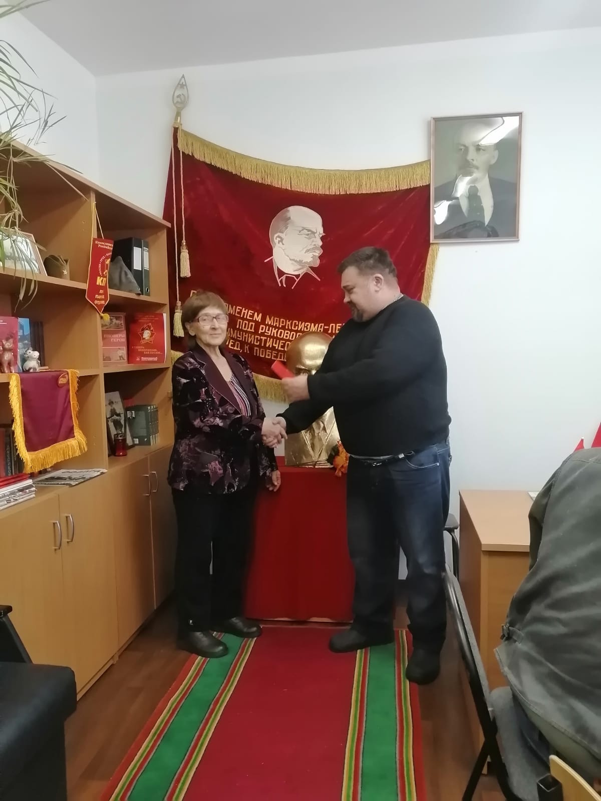 Шаховские коммунисты начали Новый год с приема в ряды КПРФ!