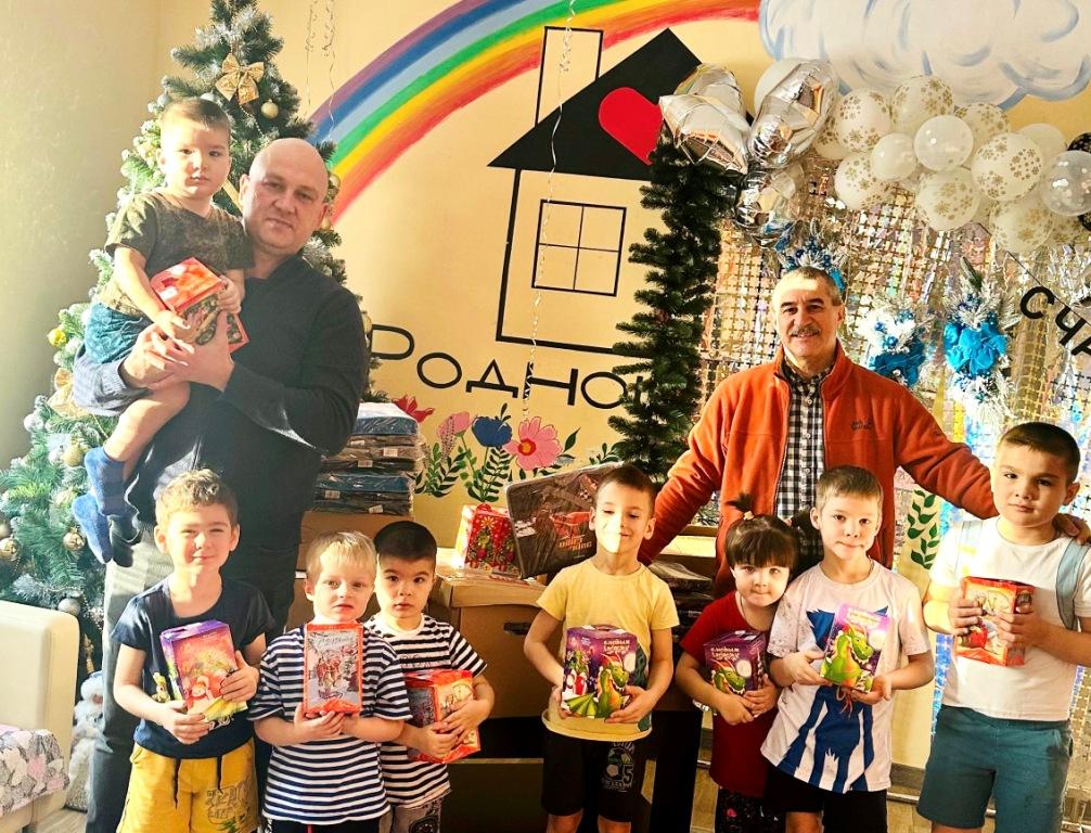 Сергей Стрельцов передал подарки воспитанникам детского приюта «Родной дом»