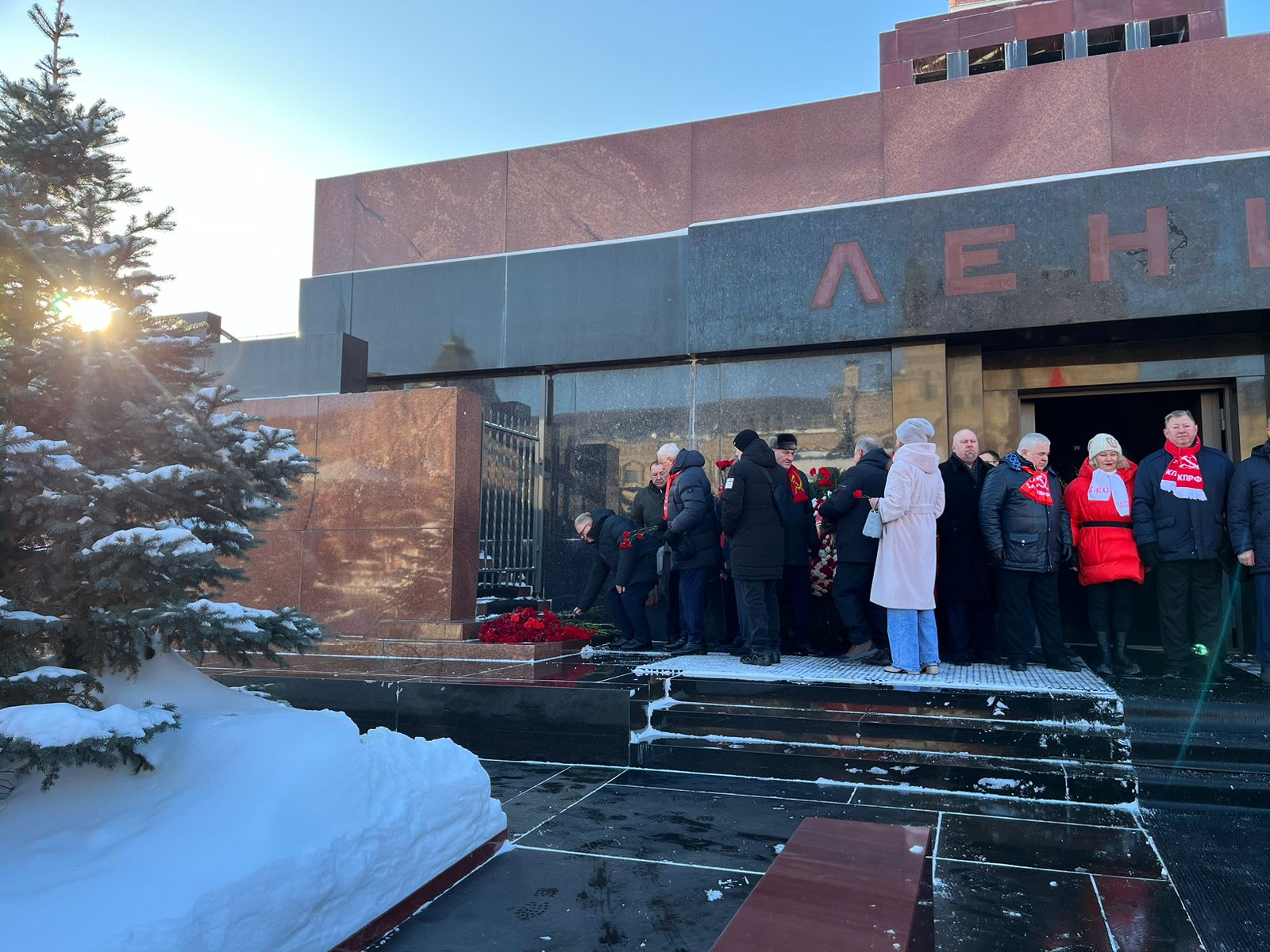 Состоялось возложение венков и цветов к Мавзолею В.И. Ленина на Красной Площади